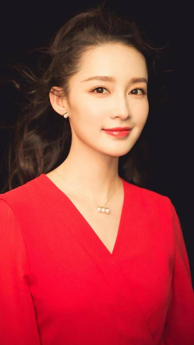 原创李沁穿红色毛衣笑容甜美!雪肤玉貌烈焰红唇太性感撩人