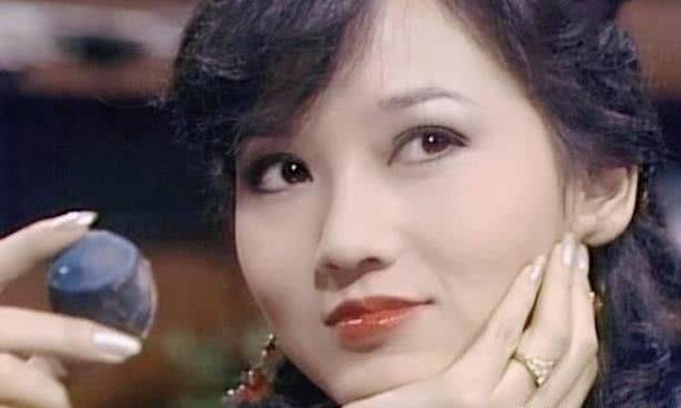 赵雅芝年轻时到底有多美?看到她30年前的照片后_美的