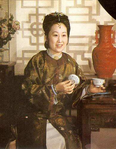薛父去世后,薛母又得了痰症,薛蝌的父亲这一支开始败落,生意也大不如