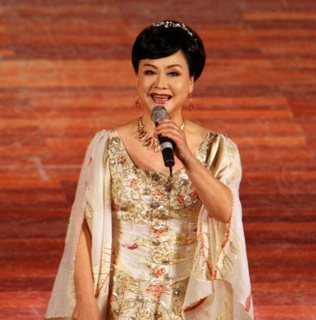 老艺术家76岁李谷一近照,已走出丧夫之痛,与女儿肖一相依为命_卓能
