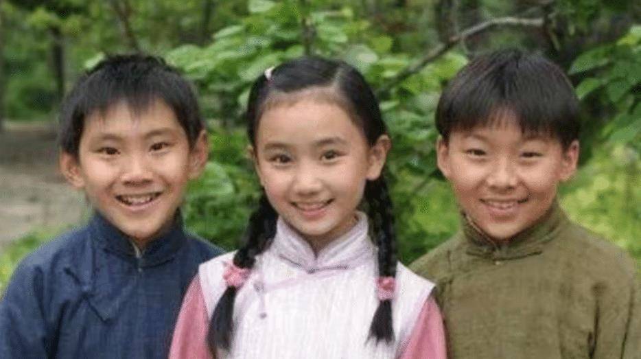 她就是在电视剧《春天后母心》中饰演"妞"的小演员叶子.