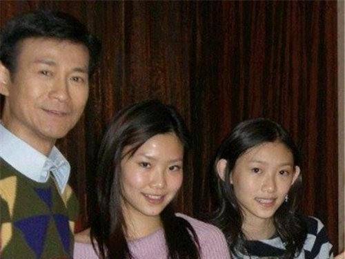 她是郑少秋与官晶华女儿儿时乖巧长大豪放70岁老父显心酸