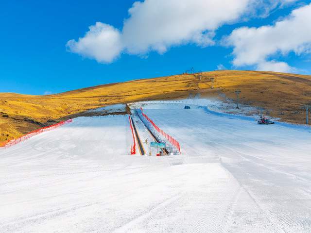 为了推进冰雪产业发展"助力冬奥,会泽大海草山国际滑雪场在本雪季还