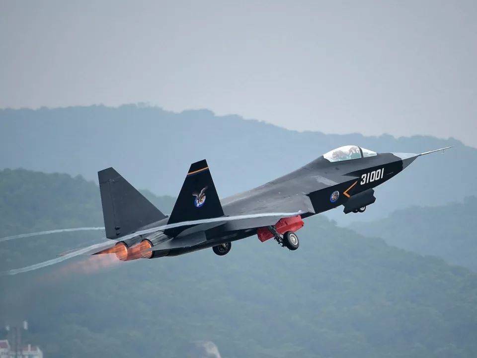 中国歼-35隐形战机,面对美军王牌f-35毫不逊色,引起美方忌惮_我国
