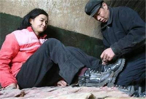 曹小琴被拐卖的这些年,她的家人一直没有放弃找她,母亲更是因为自责