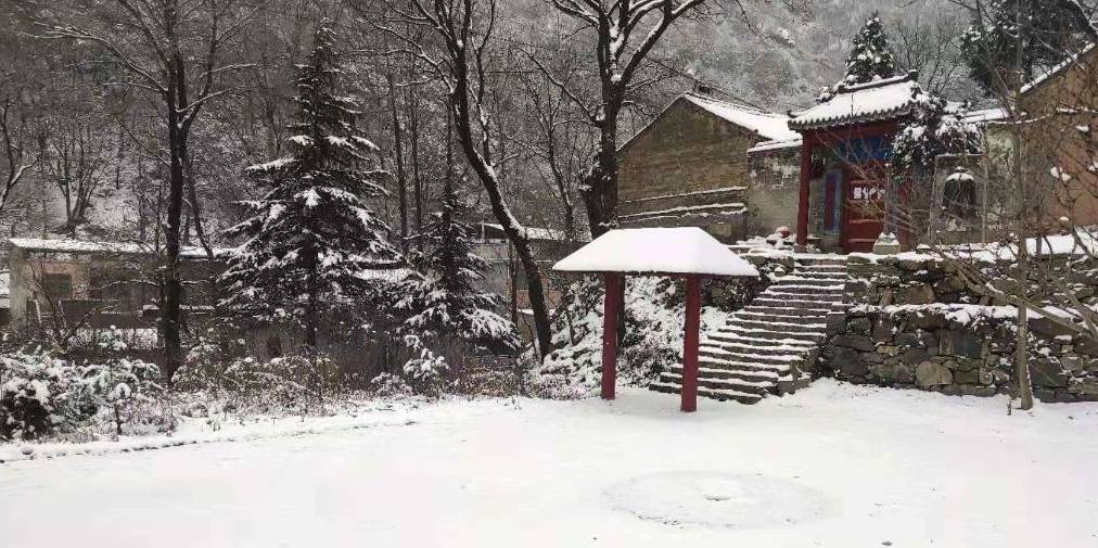 原创秦岭里的铁武当和野华山雪景梦幻修行人众多大多数人无法登顶