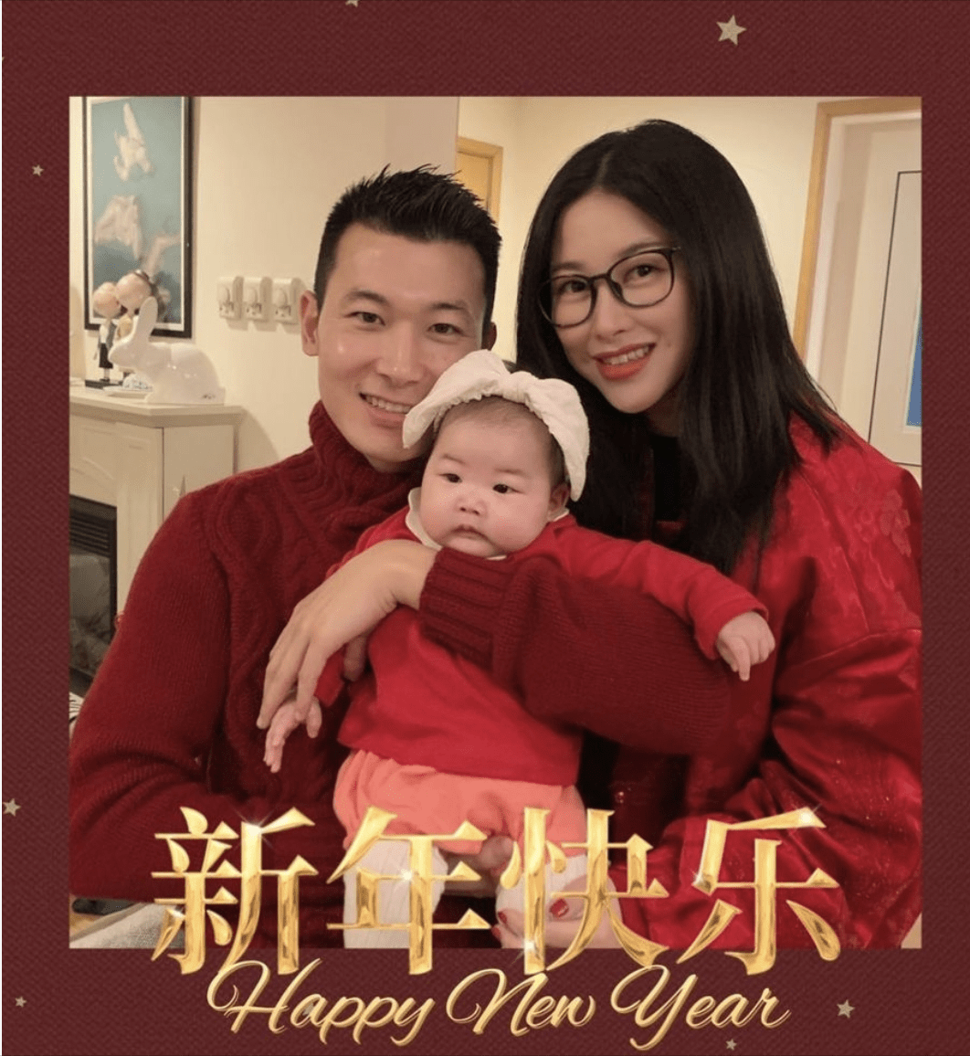 朱珠分享全家福回顾2021,嫁为人妻成为人母,女儿单眼皮像爸爸