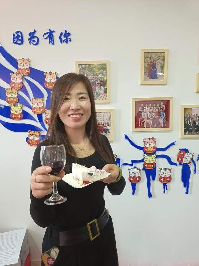 乔女士品红酒 王芳女士品红酒 牛国霞女士现场签约各种游戏让人笑翻天