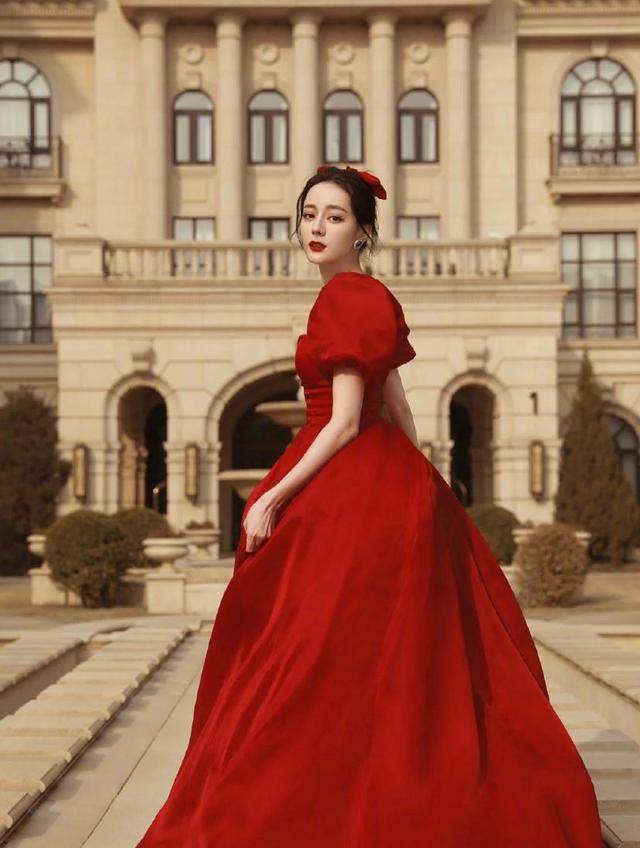 原创迪丽热巴红色裙美出新高度吊带展现好身材知性优雅