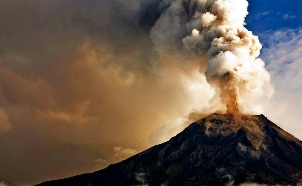 汤加火山爆发地球升起蘑菇云冲击波横扫太平洋该国全境失联