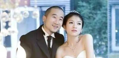 2009年9月8日,李彧公开婚纱照,9月12日和妻子陈燕