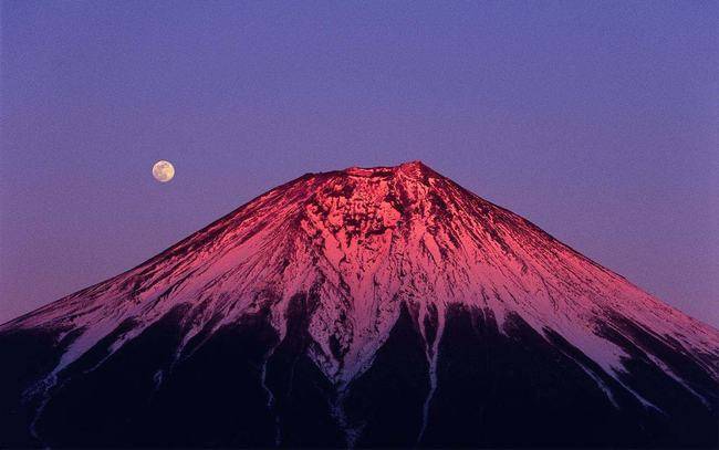 也正是因为如此,日本政府对富士山火山也非常关注,在富士山上建立了