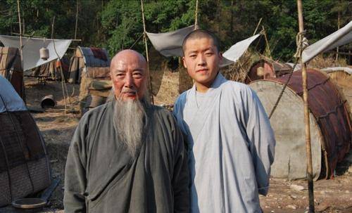 而李连杰再次出现在大众面前,就是在1980年《少林寺》的拍摄场地.