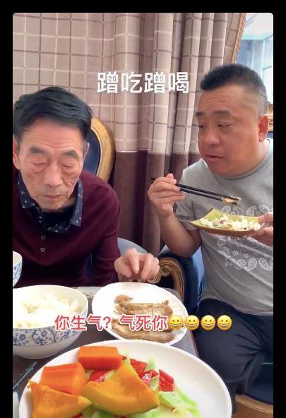 另外,在虎哥豹哥的直播里,还曝料,杨议的老婆孟真借哥俩的钱,好几年