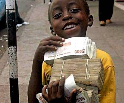 为了给经济续命,津巴布韦的经济部门想出了一个"鬼点子",那就是印钱.