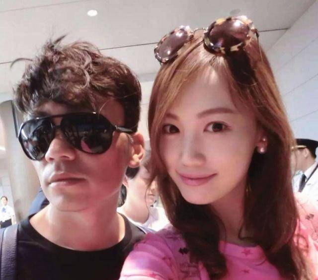 马蓉近照被曝,一身潮流装扮现身机场,面对镜头大方挥