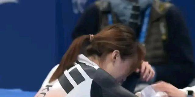 韩国女队冲金再失利看见自己夺银后崔敏静直接崩溃哭成泪人