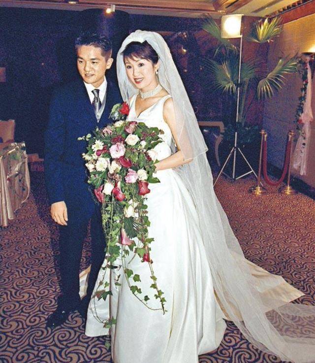 48岁何婉盈隐退23年罕见登台气质仍出众,独自抚养女儿
