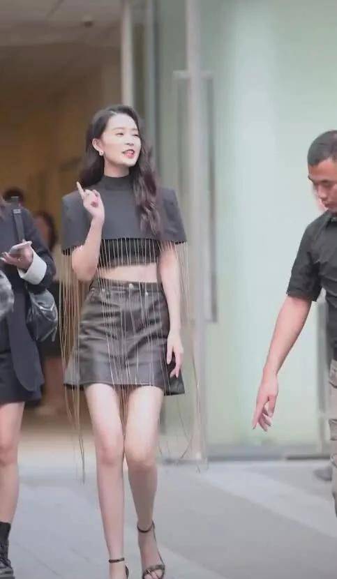原创李沁路透照流出大长腿格外抢镜腿精姐姐诞生了