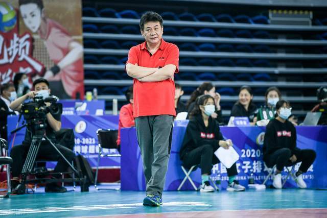 随着郎平退休,蔡斌上任新一届中国女排国家队主教练,这样一来,中国