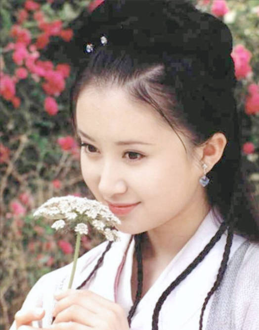 18岁的时候,舒畅在《少年大钦差》里面饰演徐莲,在《宝莲灯》里面饰演