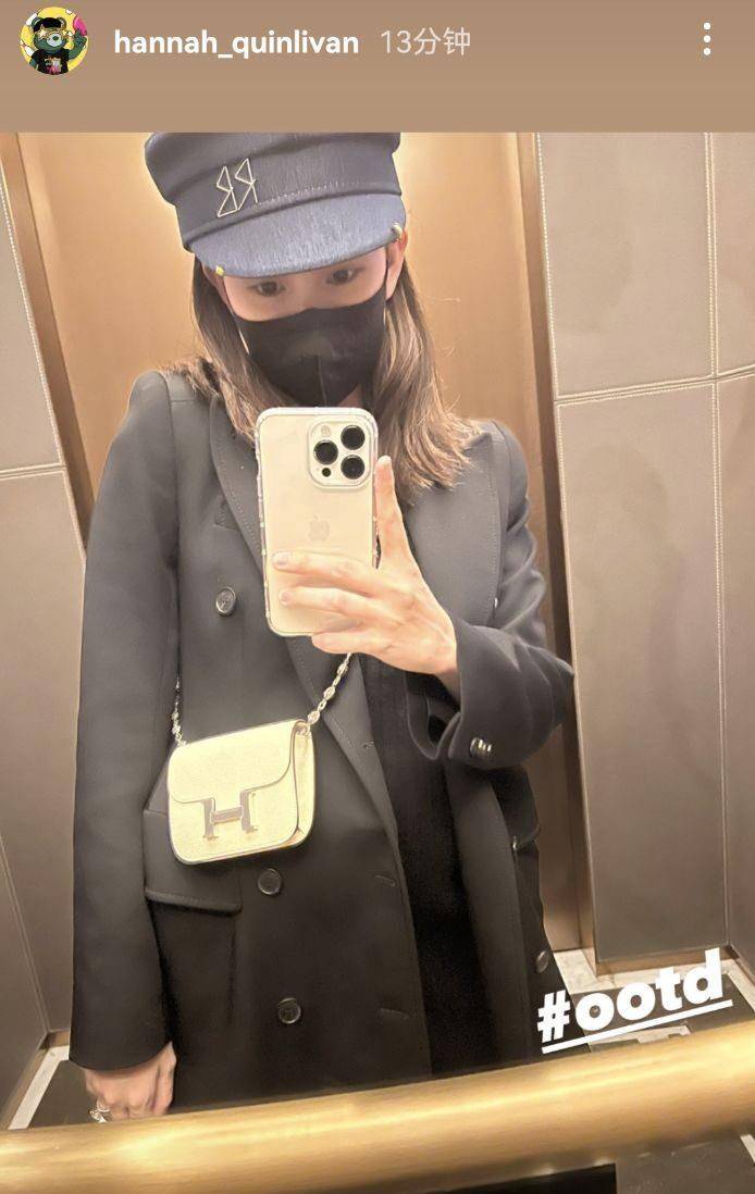 她在电梯里自拍,露出了6个月大的怀孕肚子.