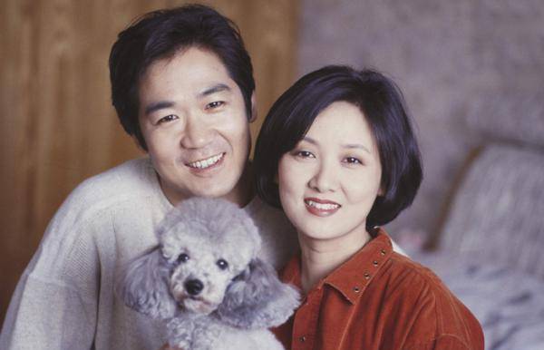 真是太厉害,81岁都能喜当爹,如今63岁的张国立也传来喜讯,全家福照片