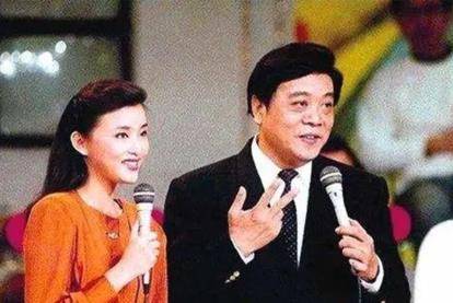 51岁杨澜近照曝光,携女儿出街气质超群,女儿细腰长腿长相太像爸_吴征