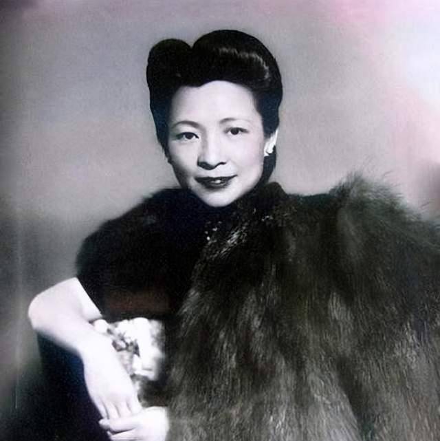 她的父亲是晚清名臣李鸿章的侄子,所以作为李鸿章侄孙女的李国秦自然