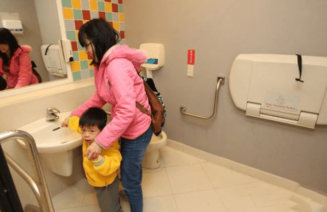 异性父母带娃如何如厕？袁咏仪的方法,被网友们大赞＂育儿有方＂