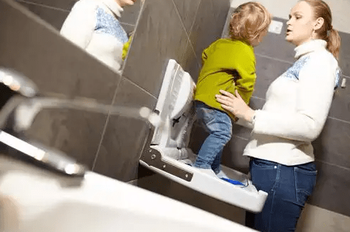 异性父母带娃如何如厕？袁咏仪的方法,被网友们大赞＂育儿有方＂