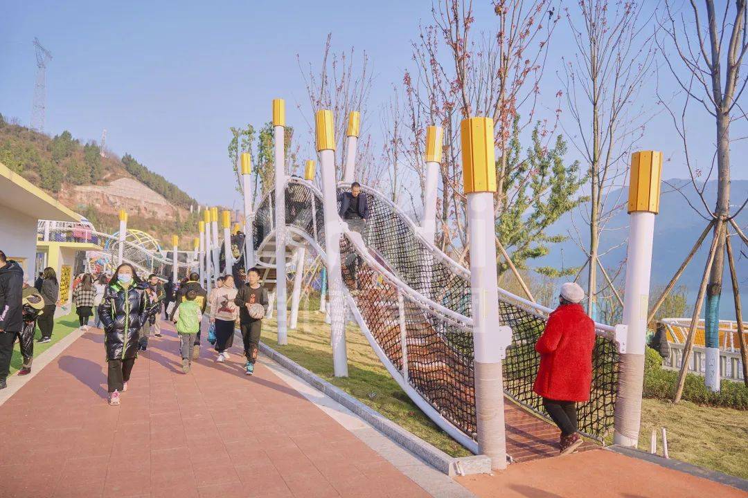 作为诠释云阳悠久历史文化的地方,彩云阳光儿童公园保留了原生态山体