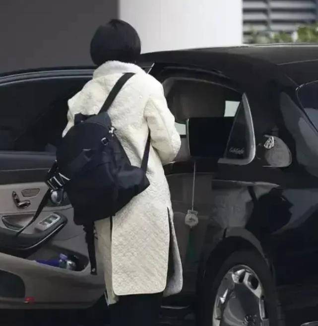 孙俪也炫富开300万豪车背奢侈品包网友和你骑电动车一样