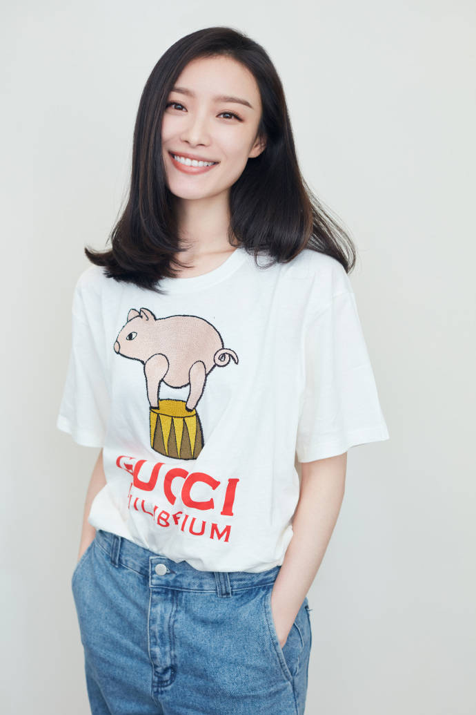 倪妮笑起来非常好看,明媚又有感染力.长成这样,真让人羡慕.
