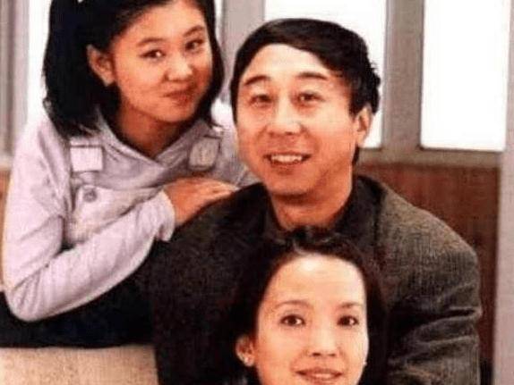 那时候李小萌年纪尚小,长相又跟冯巩特别相近,所以