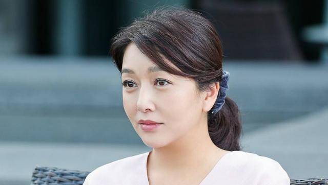 原创50多岁的江珊依旧依然貌美如花举手投足都是气质