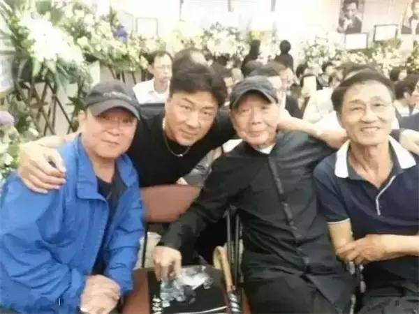 港片肌肉男,被誉为新一代成龙,为了母亲息影,50多岁再