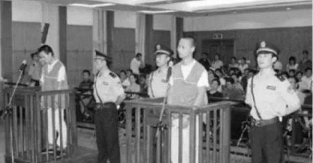 1988年,吕梁山脚下的一家小卖部里发生了一桩命案,遇难者共四人,分别
