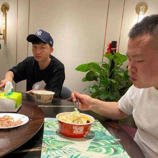 岳云鹏徒弟为其庆生尚筱菊晒和师父合影刘筱亭文案被指不严谨