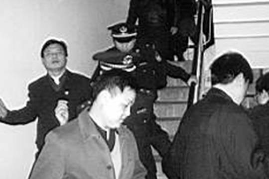 经过警方的调查与勘测,排除了入室作案的可能,但是也初步断定黄静属于