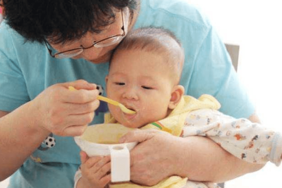 6个月宝宝吃蛋黄,导致全身长疹子,第1种辅食吃错了会伤害孩子