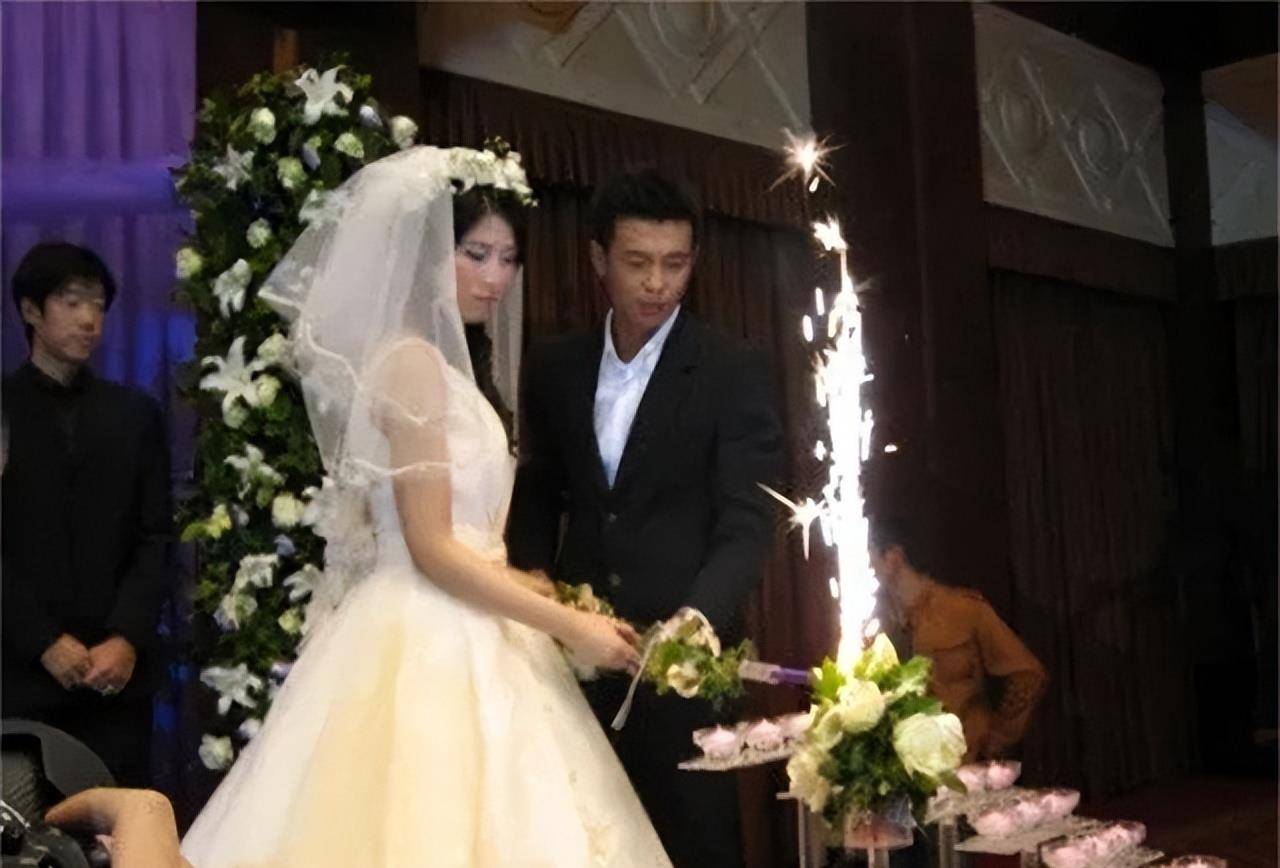 原创前国脚徐亮28岁落选国家队退役后当网红流泪哭诉混得很差
