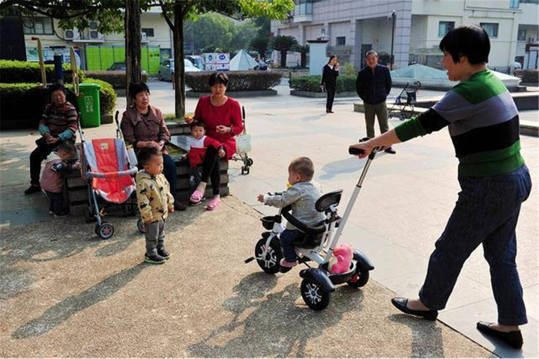 爸爸主动让二胎儿子跟妈姓,孩子无意中道出真相,刺痛老人的心