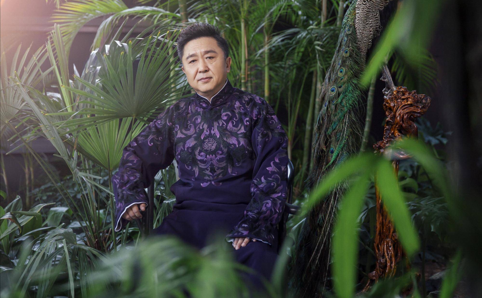 原创于谦摘得影帝桂冠身穿大褂走红毯