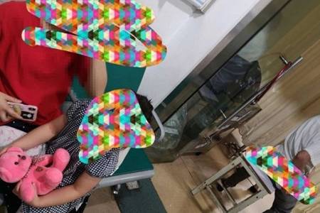 原创小伙在医院打屁股针很尴尬有几位女士在就诊周围却没有遮挡