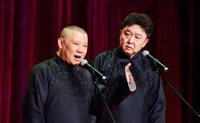 经常观看德云社的观众们发现了大褂的与众不同,郭德纲和于谦老师经常