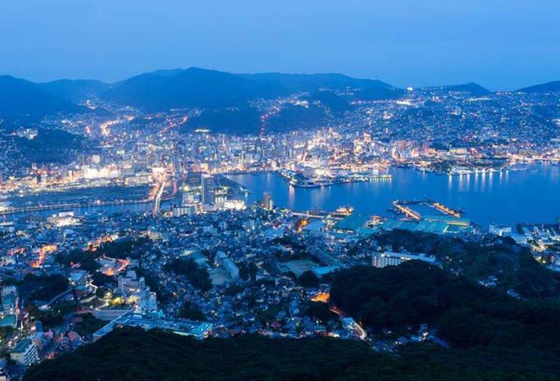 如今日本广岛夜景如今广岛常住人口118万,长崎常住人口43万,都是日本