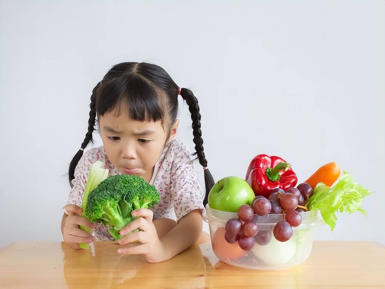 孩子不愛吃蔬菜,可以多吃點水果來代替嗎？專家表示：互換不可取