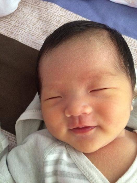 新生宝宝为何睡着时总咧嘴笑？不一定是做梦,妈妈了解后就踏实了