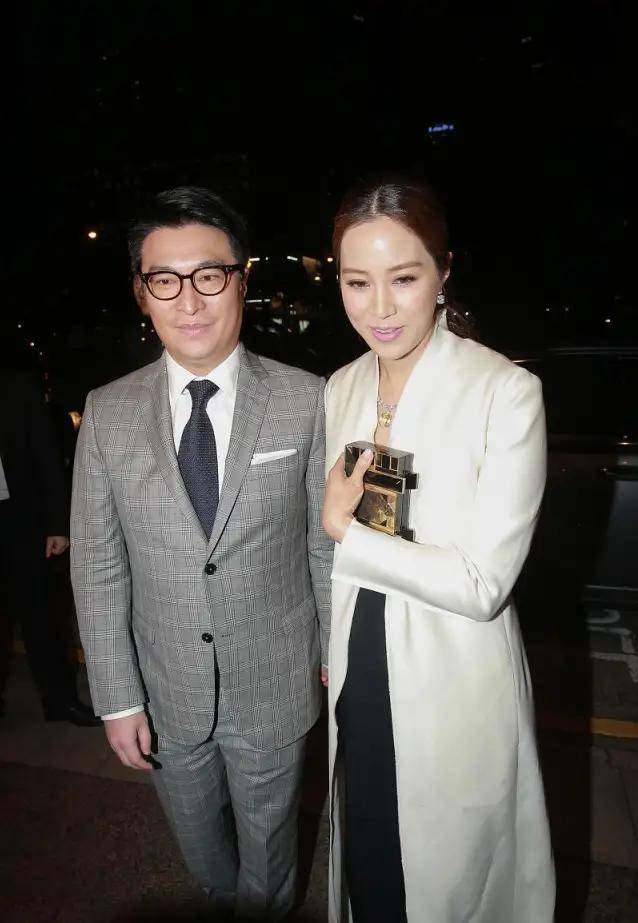 原创豪门媳妇徐子淇做公益好低调白t恤配9分裤格纹围巾显气质